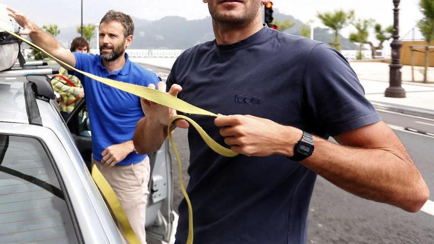 El piragüista guipuzcoano, Ander Elosegi, posa antes de ofrcer una conferencia de prensa en San Sebastián