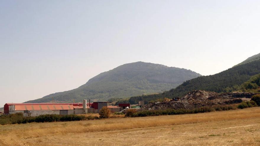 Aspecto exterior de la empresa Aralur, en Ziordia, con acopio de residuos a la derecha.