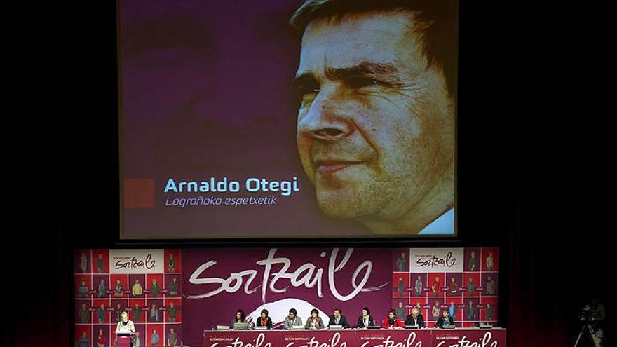 La histórica militante Karmele Aierbe (i), durante la lectura de la carta escrita por Arnaldo Otegi.