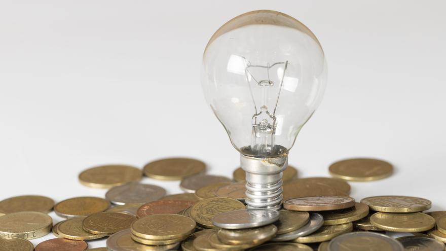 La luz vuelve al IVA del 21%: qué notarán los hogares desde el lunes