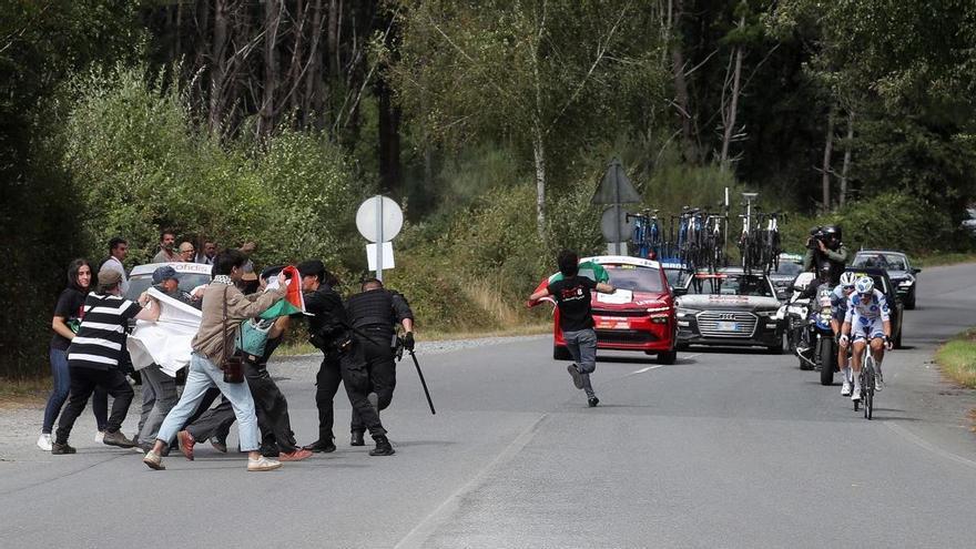 Un manifestante intenta invadir la calzada durante la Vuelta y provoca la caída de Javi Romo