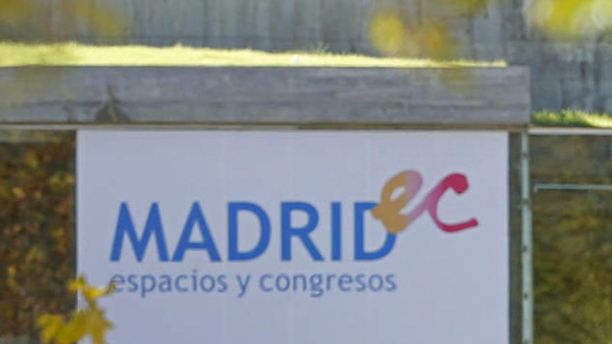 El fiscal superior de Madrid, Manuel Moix (4d), junto al juez que investiga el caso Madrid Arena, Eduardo López Palop (3d), en las inmediaciones del Madrid Arena donde se ha llevado a cabo una inspección del recinto deportivo.