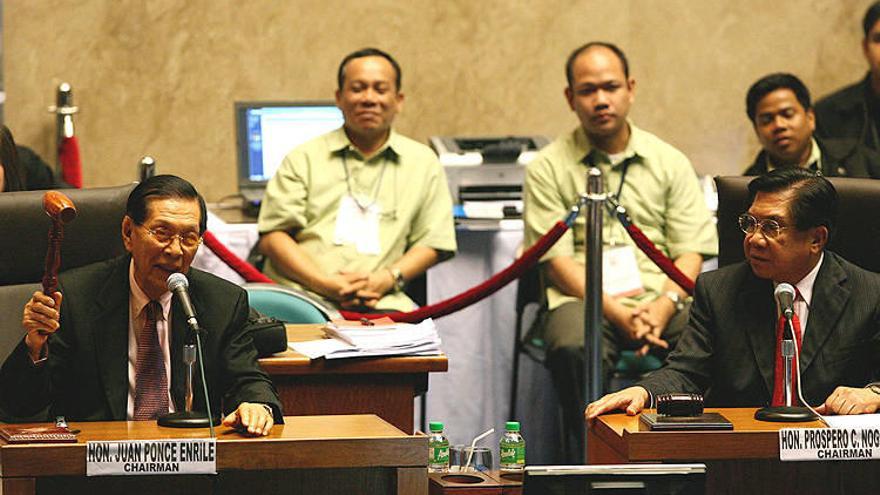 El presidente del Senado filipino, Juan Ponce Enrile (i), y el presidente de la Cámara, Próspero Nograles (d), asisten al recuento final de los votos de las elecciones presidenciales en el Parlamento filipino, en Quezón, al este de Manila (Filipinas).