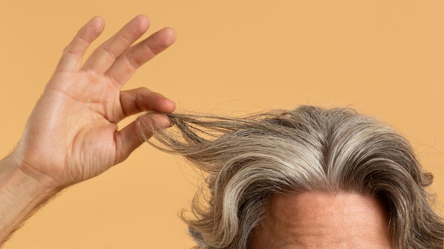 El remedio casero con el que eliminar las canas: solo necesitas bicarbonato y romero