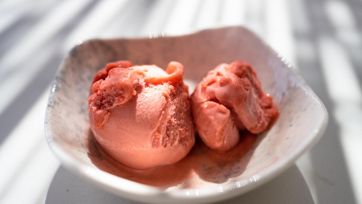 Helado de fresa.