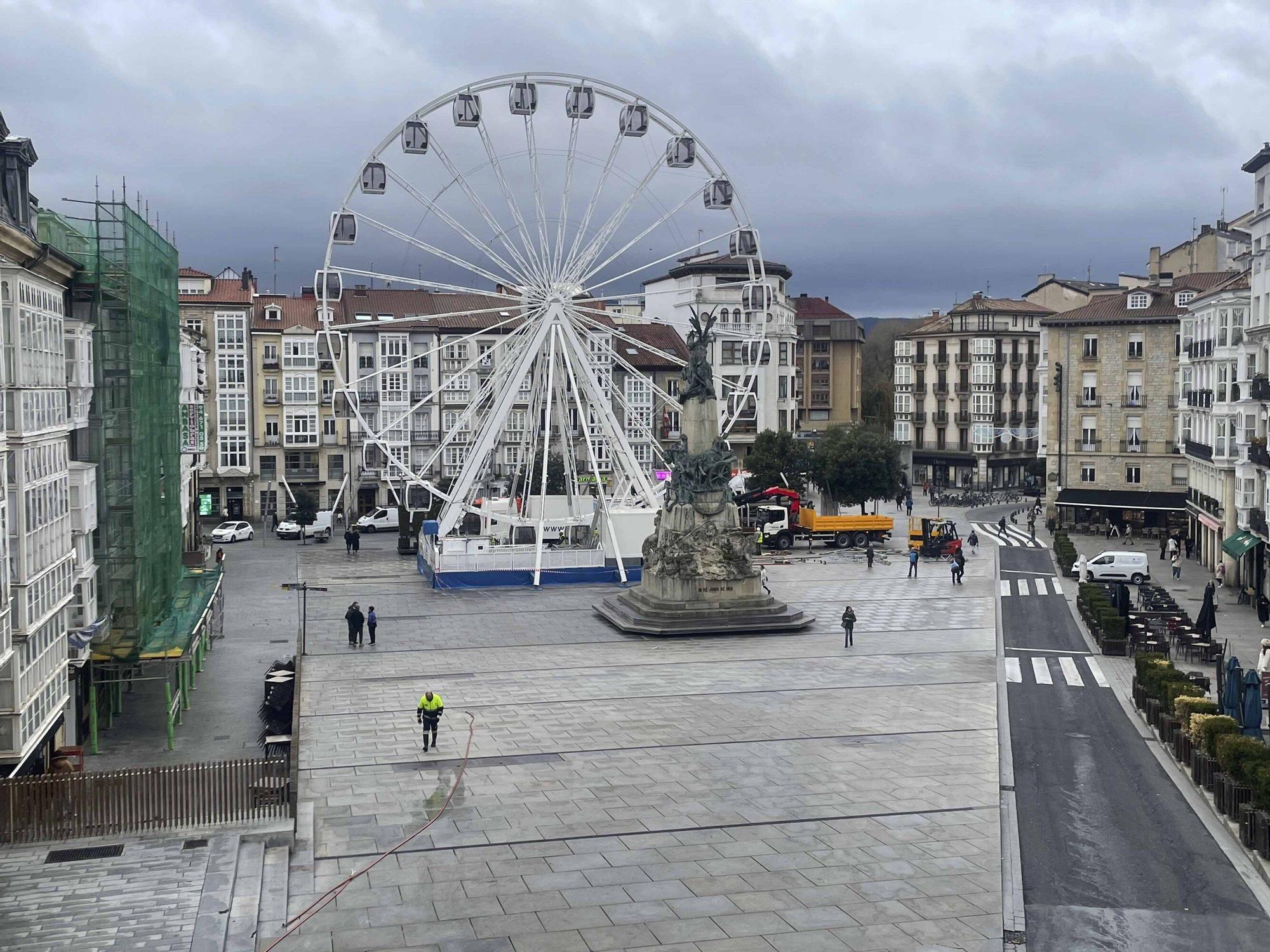 Una noria gigante en la plza de la Virgen Blanca es el principal reclamos navideño de este año en Vitoria