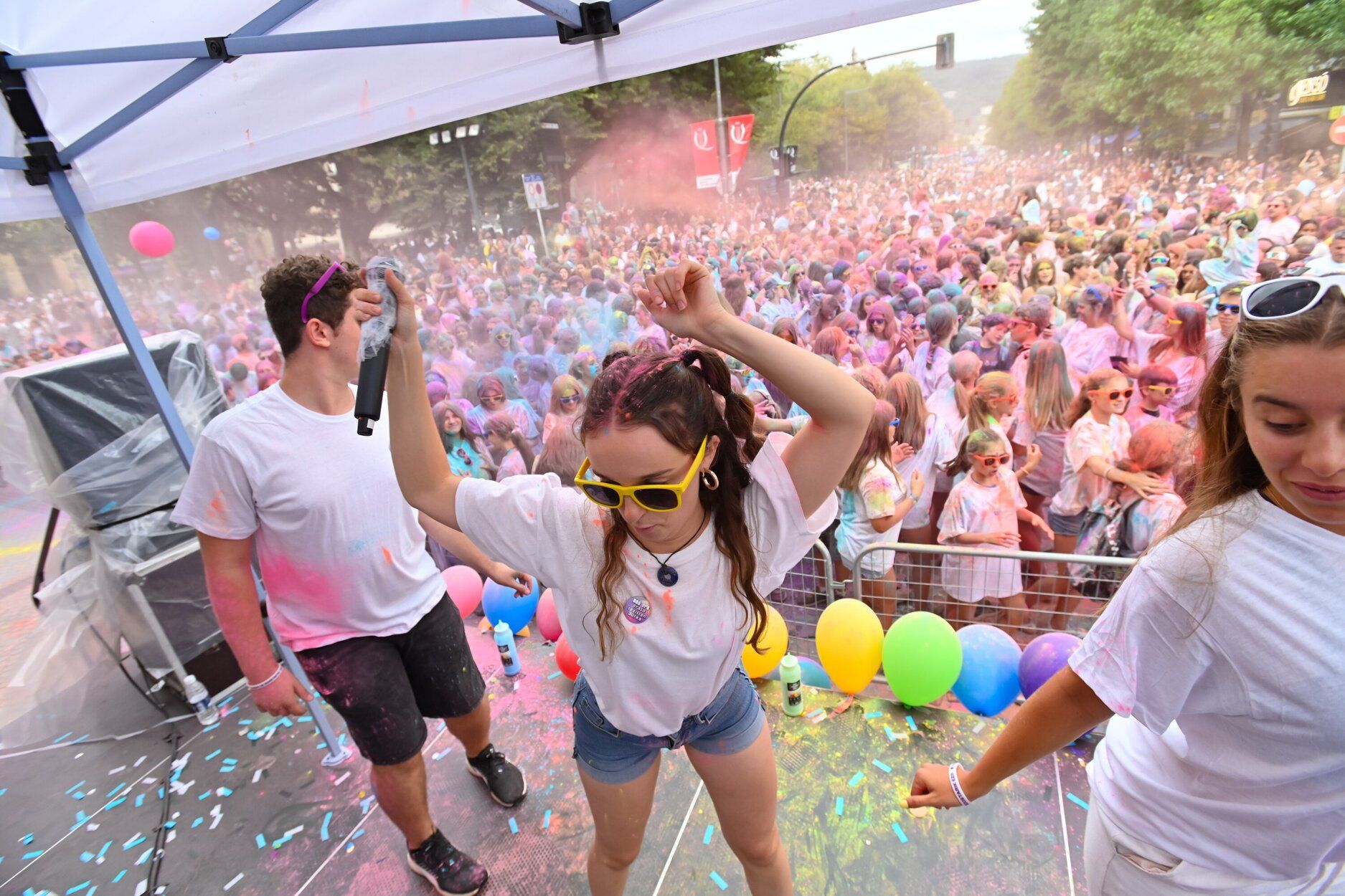La Holi Fest empapa de color el Boulevard