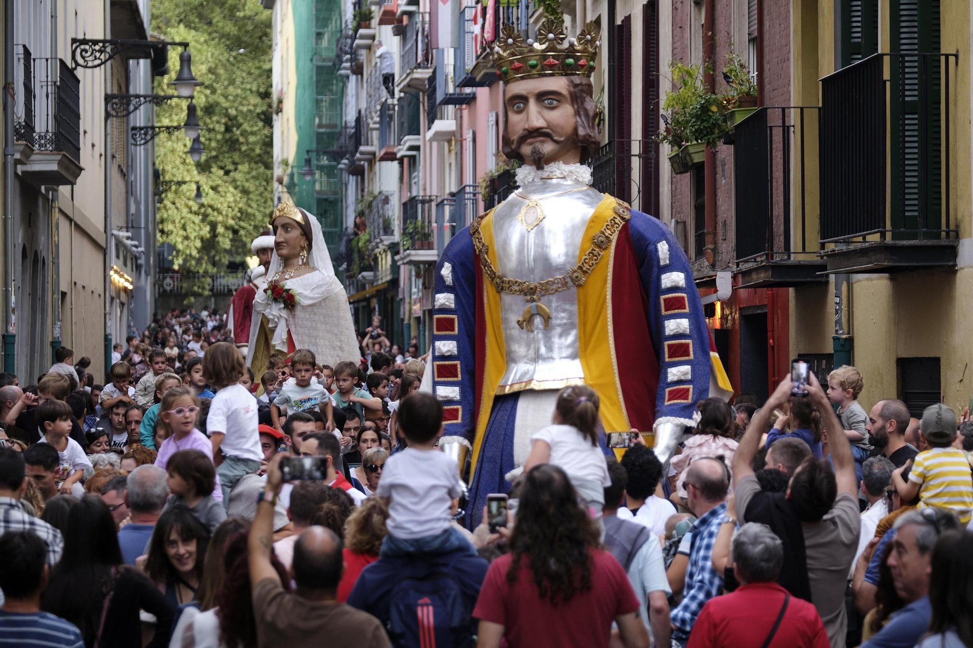 Comparsa de Gigantes y Cabezudos por San Fermín Txikito