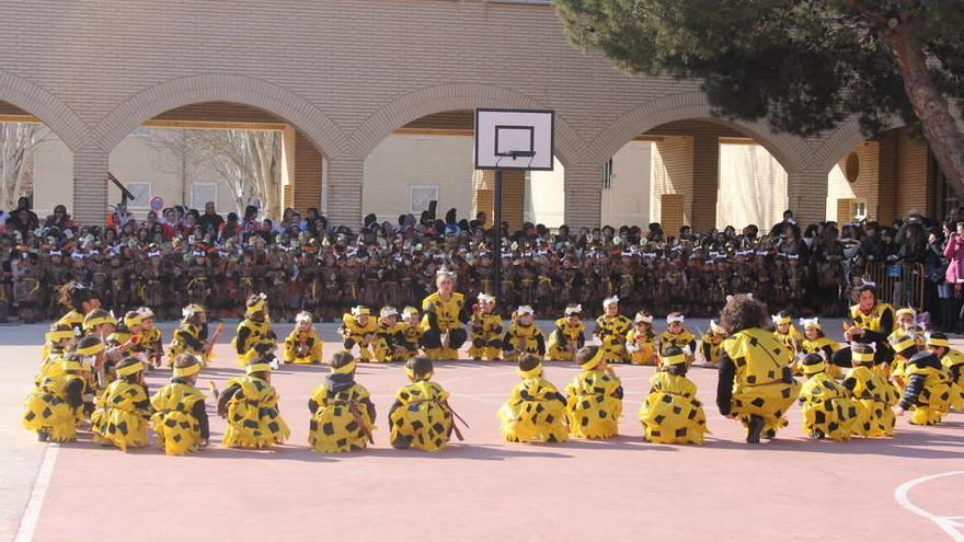 Varios niños juegan en el patio del colegio Elvira España de Tudela.