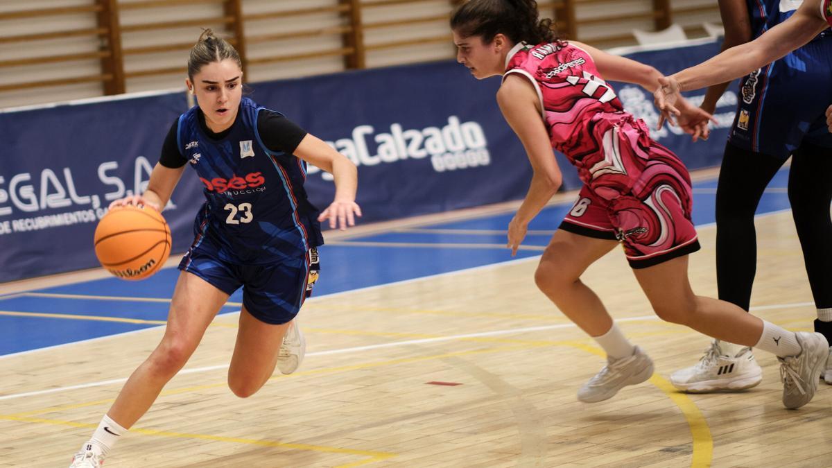 Andrea Elso penetra ante una rival del Al-Qazeres