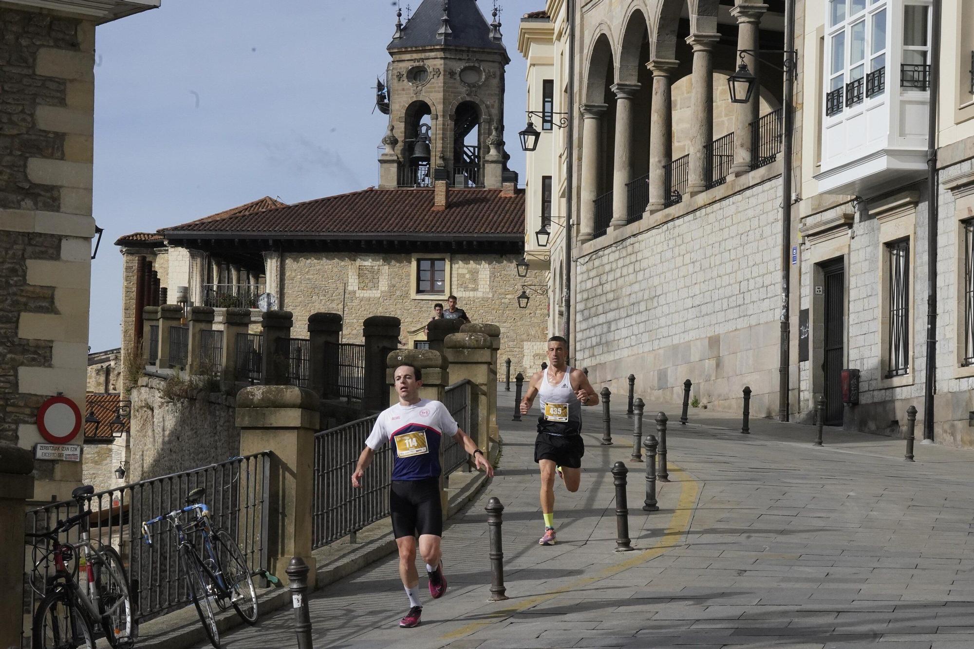 En imágenes: Miles de personas conquistan la Almendra de Gasteiz