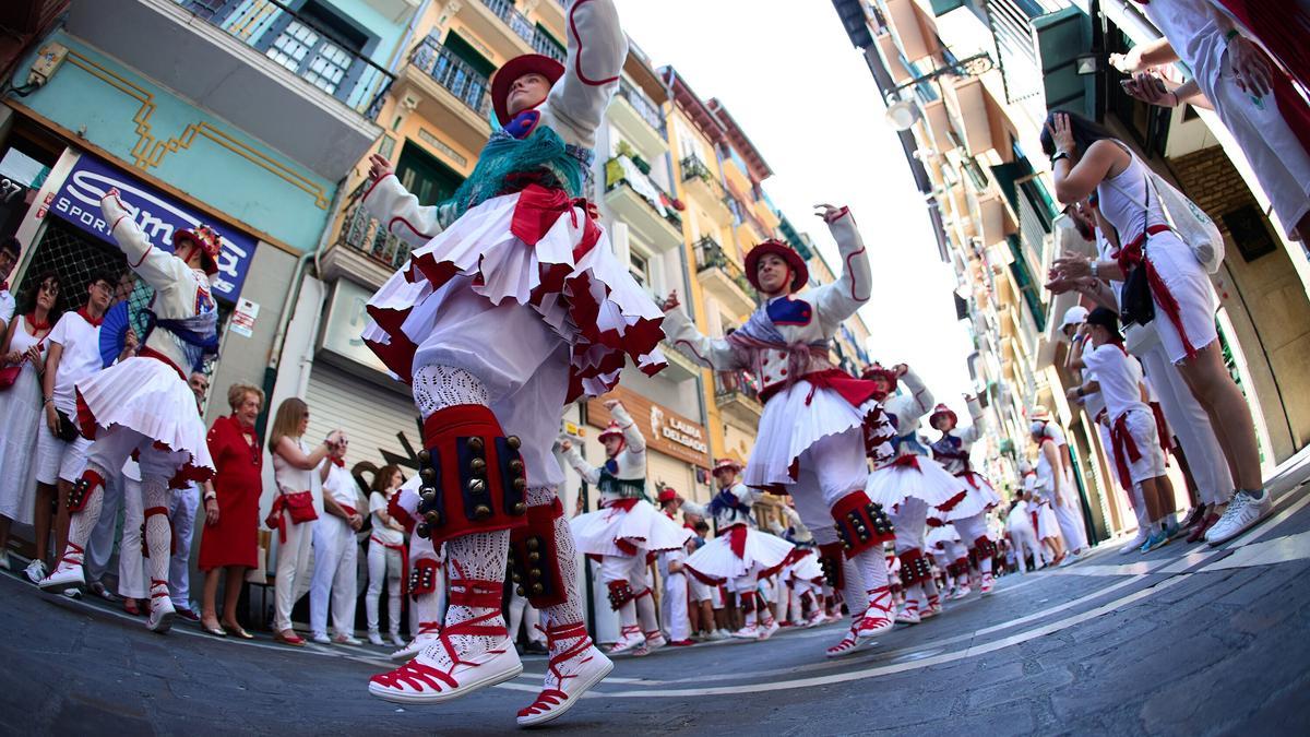 Actuación del grupo de danzas Duguna durante la procesión. / Oskar Montero