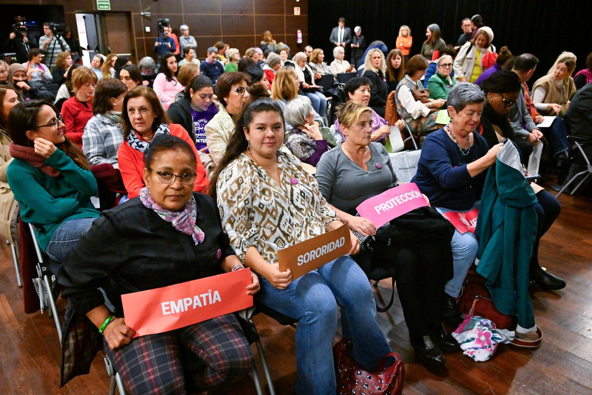 En imágenes: El Ayuntamiento de Bilbao conmemora el 25N con un acto simbólico en el Teatro Campos Elíseos