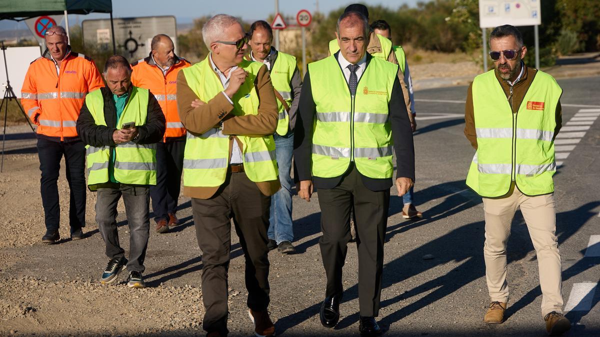 El consejero de Cohesión Territorial, Óscar Chivite, acompañado por el alcalde de Caparroso, Carlos Alcuaz, durante la visita