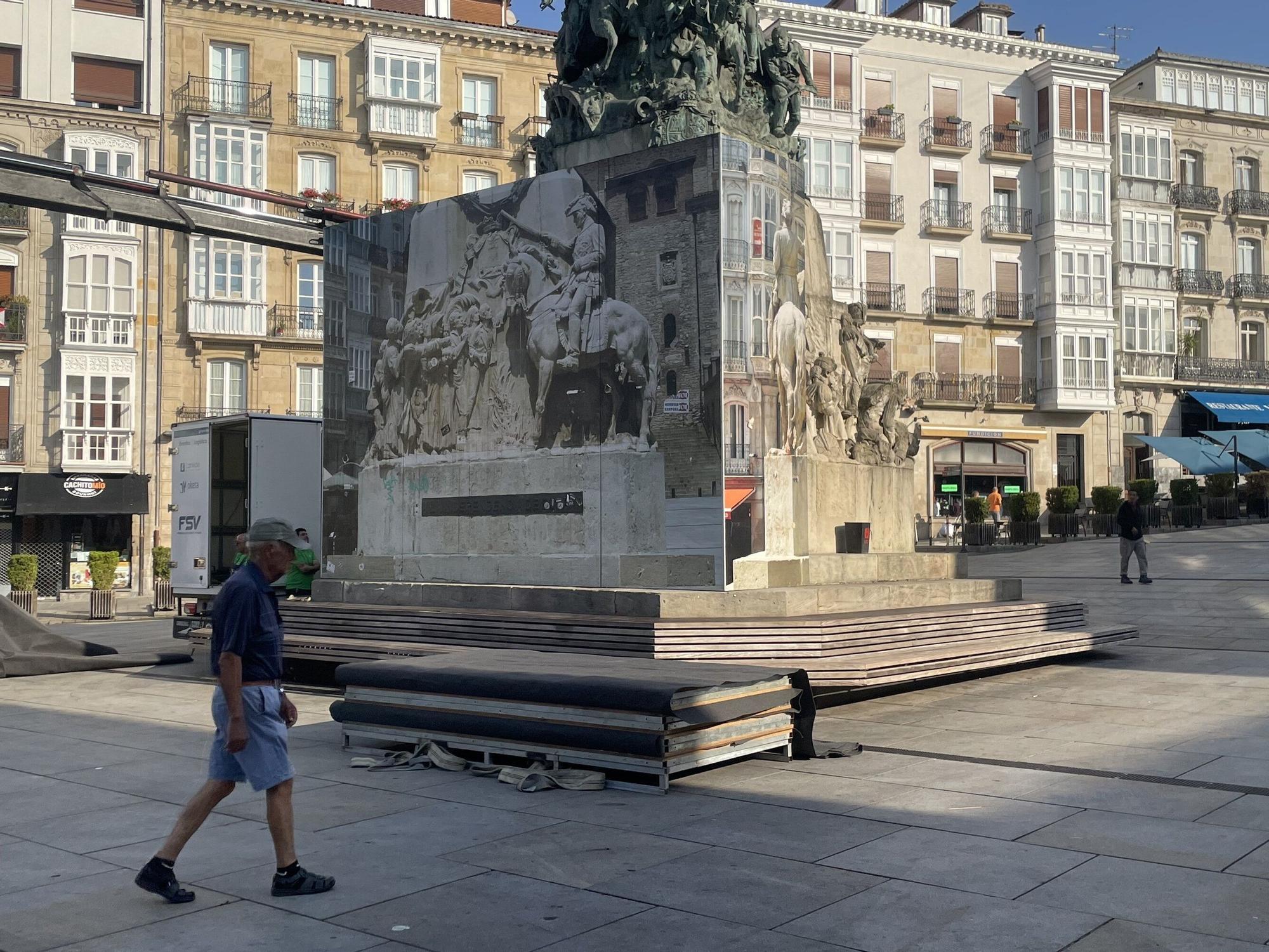 En imágenes: La Virgen Blanca recupera la estatua de musgo vegetal