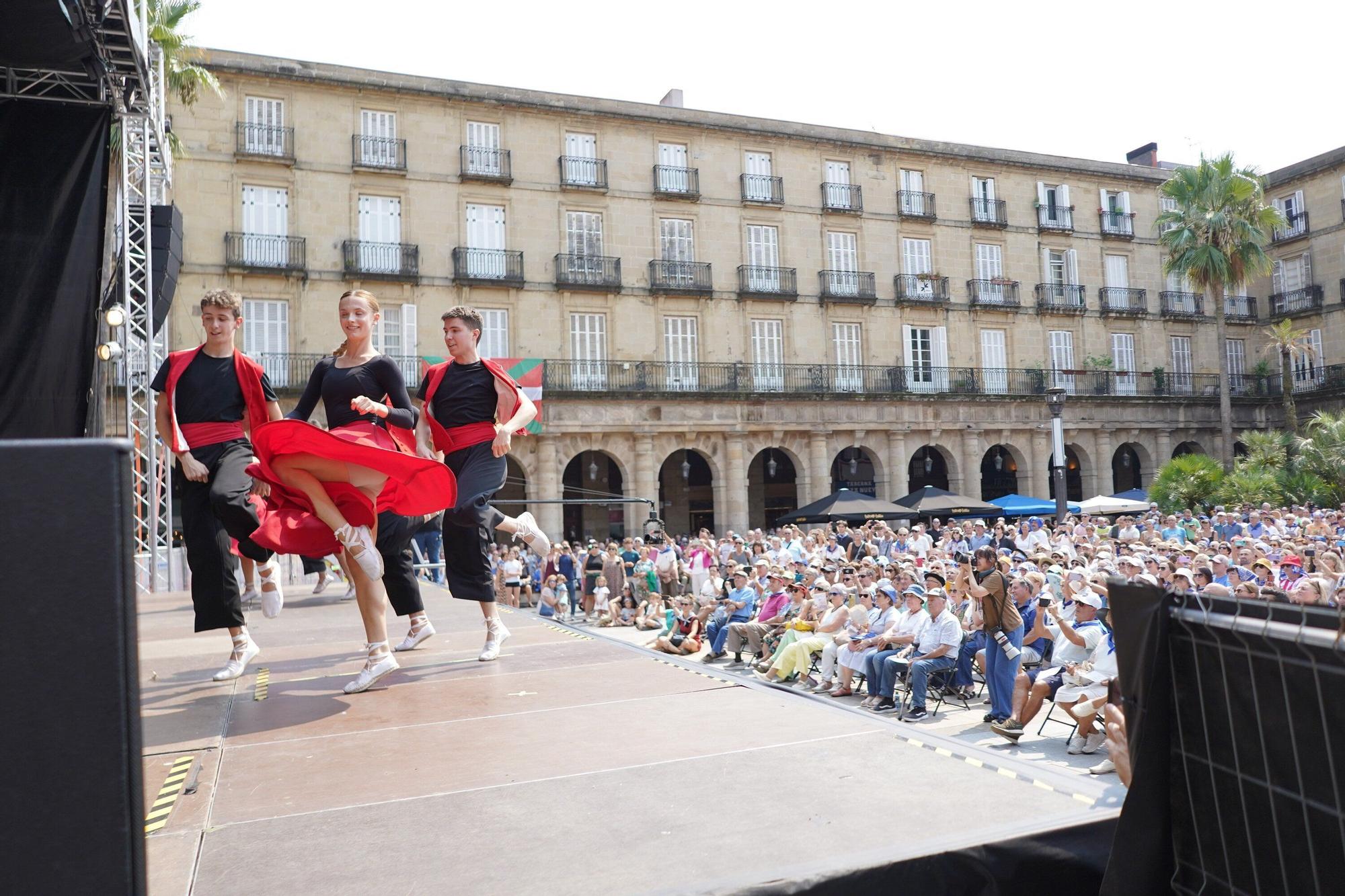 En imágenes: alarde de Txistularis en la Plaza Nueva de Bilbao por Aste Nagusia