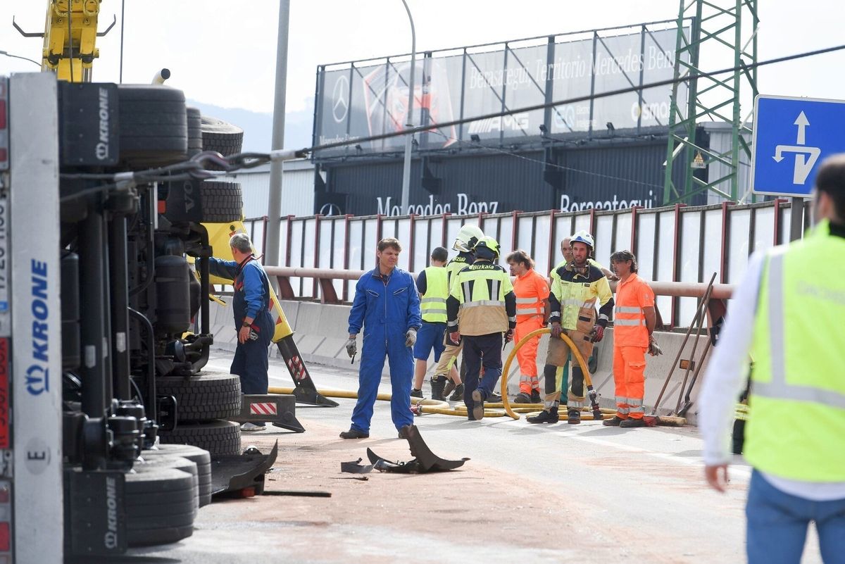 Trabajos para retirar de la calzada el camión volcado en el Txorrierri