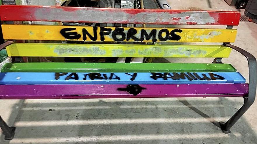 Vandalizado en varias ocasiones un banco LGTBI en la plaza de la Libertad de Pamplona