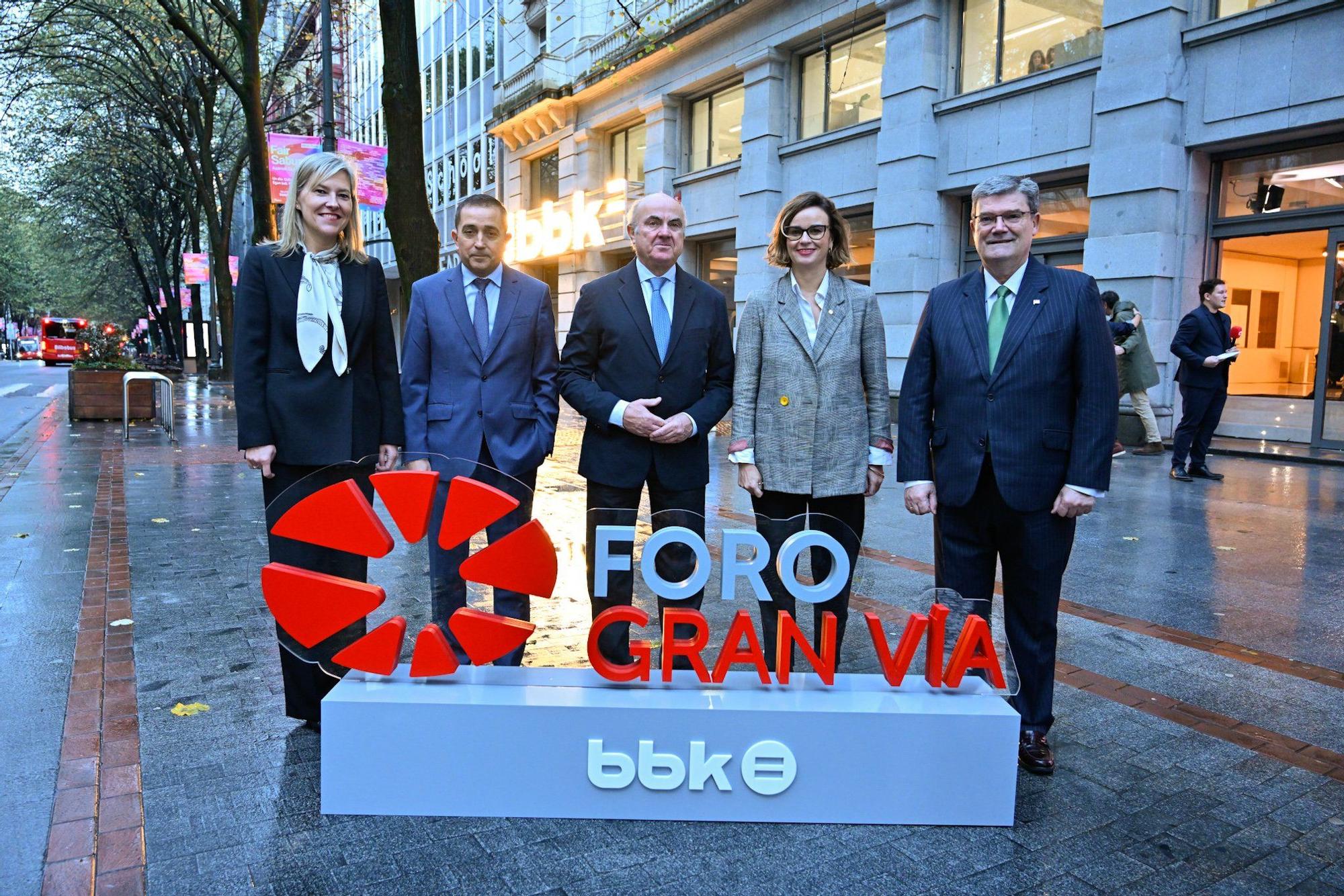 La presidenta de Juntas Generales, Ana Otadui; el presidente de BBK, Xabier Sagredo; Luis de Guindos, vicepresidente de BCE; la diputada general, Elixabete Etxanobe, y el alcalde, Juan Mari Aburto.