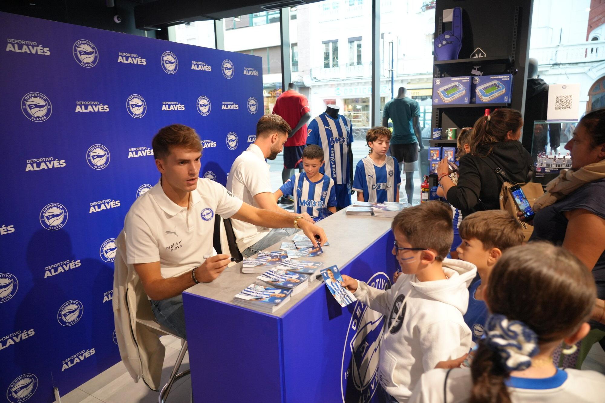 En imágenes: Firma de autógrafos para desbordar Vitoria-Gasteiz de ilusión albiazul