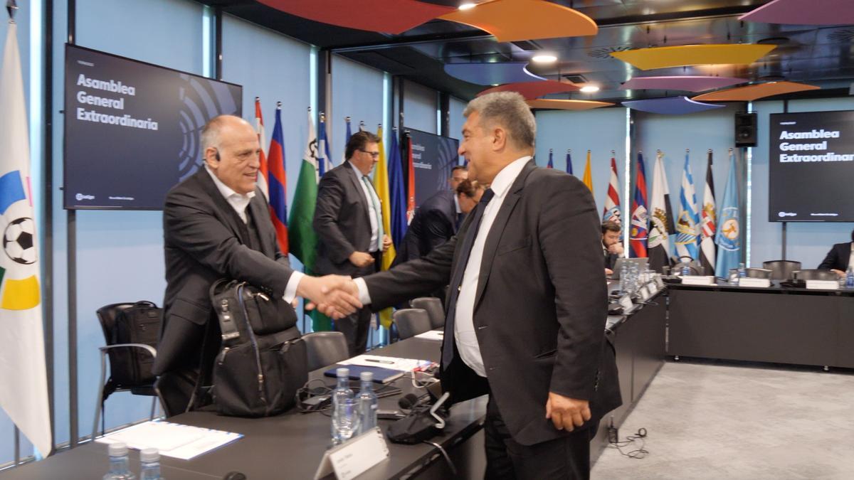 Javier Tebas saluda Joan Laporta antes asamblea general extraordinaria.
