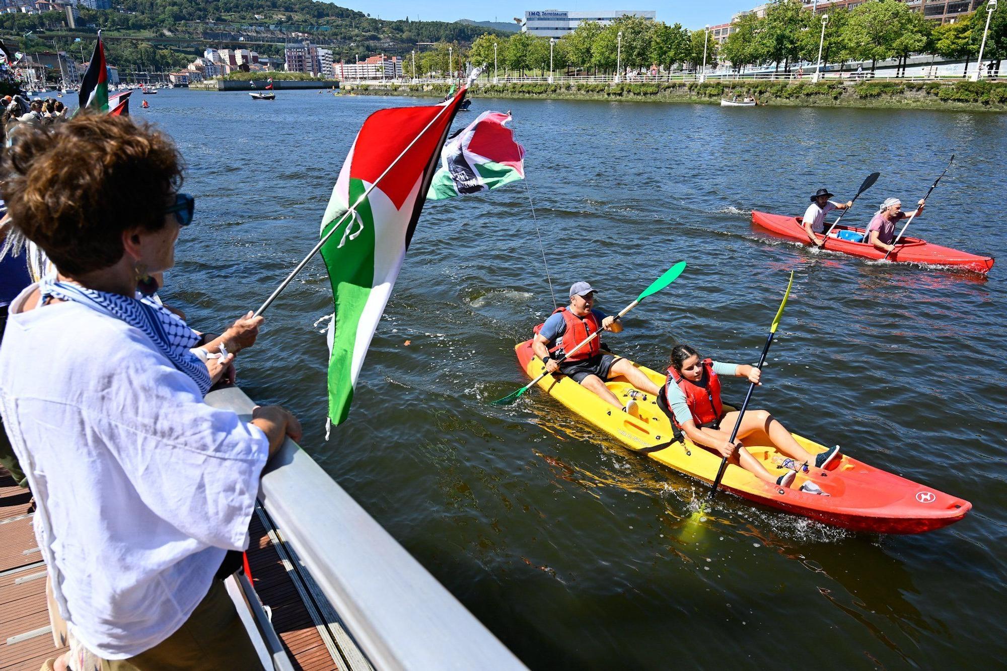 En imágenes: marcha marítima por la ría en solidaridad con Palestina desde Santurtzi