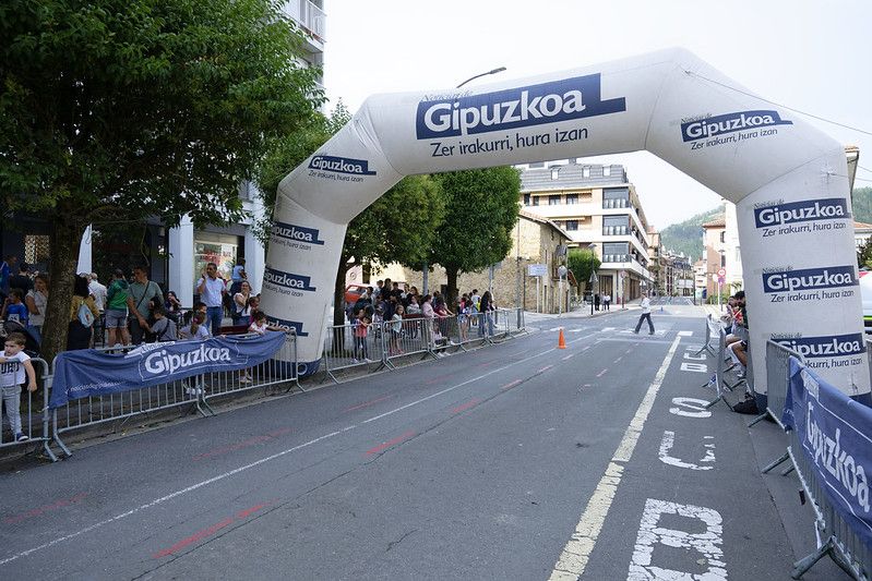 Castellers, gigantes y carrera popular en las Agorreko Santikutzak de Legazpi