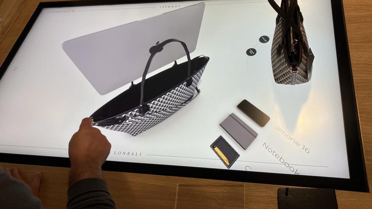 Mesa interactiva instalada por Scott&amp;Irwin en una tienda de Lonbali en Madrid.
