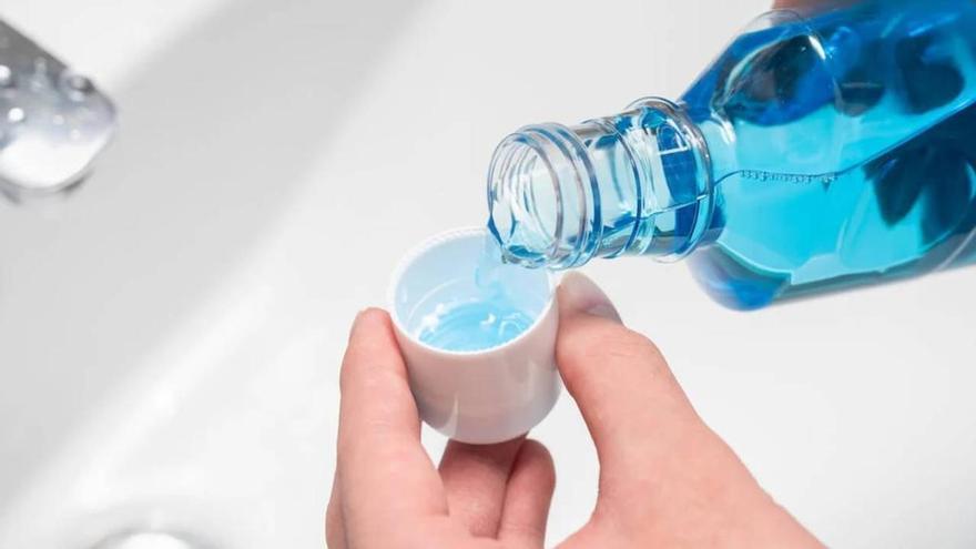José Abellán, cardiólogo, alerta sobre el uso de los colutorios: "Su uso habitual casi duplica el riesgo de..."