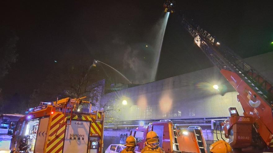 Nueve heridos en el incendio de una industria farmacéutica en Mollet (Barcelona)