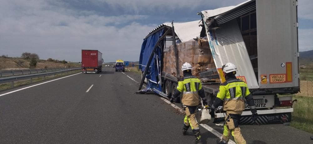 Dos camiones accidentados.