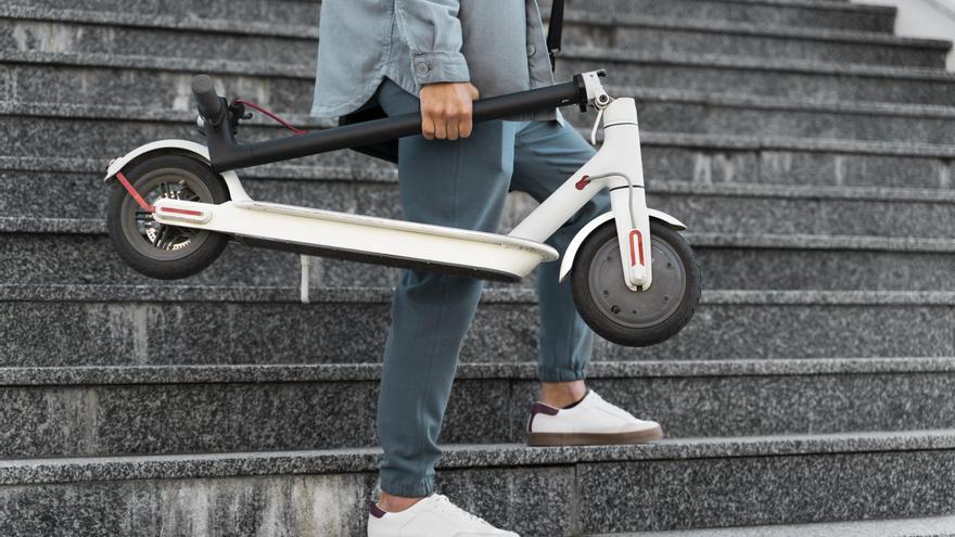 Elkarrekin reclama que los patinetes eléctricos puedan volver a subir a los autobuses y al tranvía en Vitoria-Gasteiz y Araba