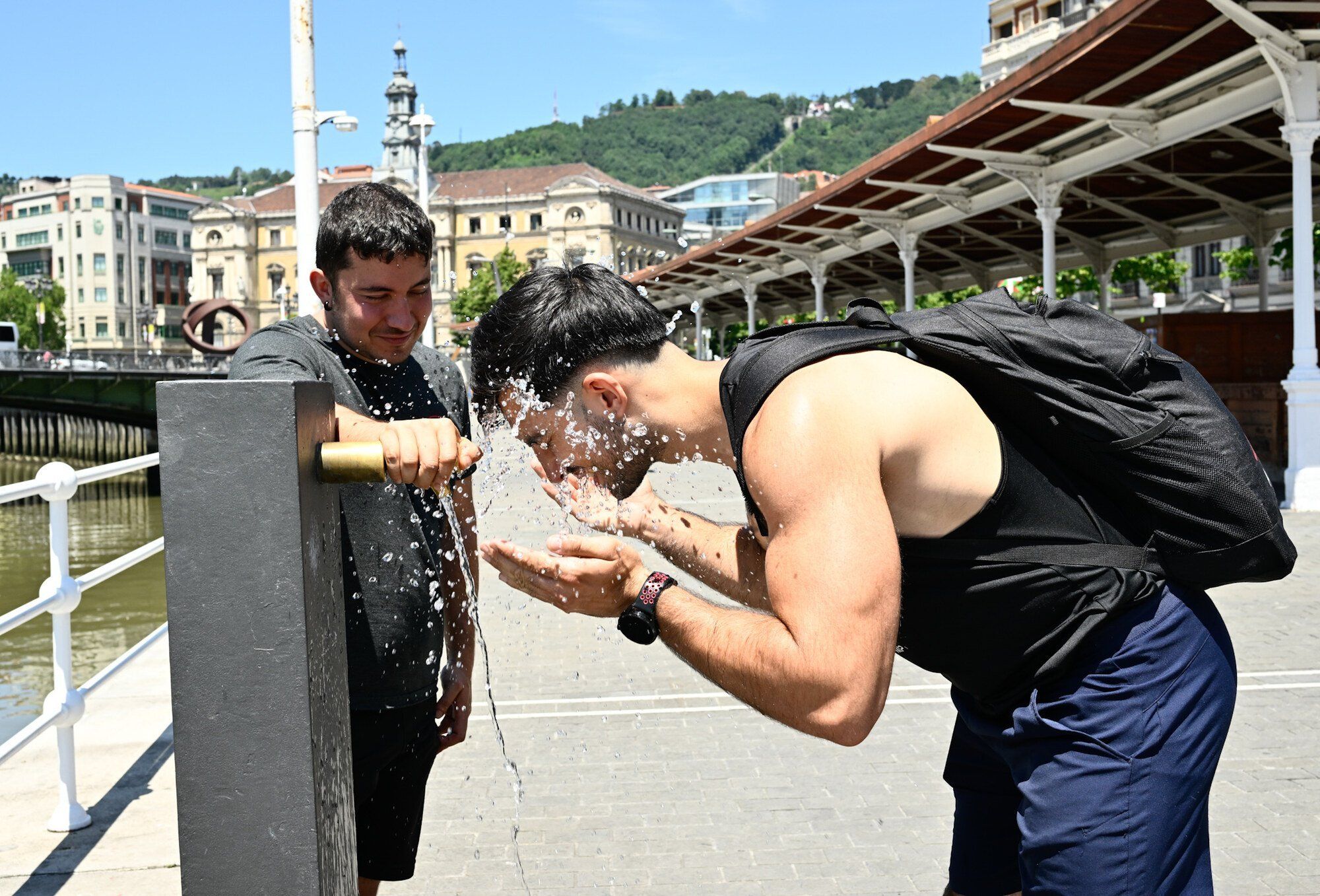Refrescarse con agua ha sido la elección de los dos jóvenes de la imagen.jpg