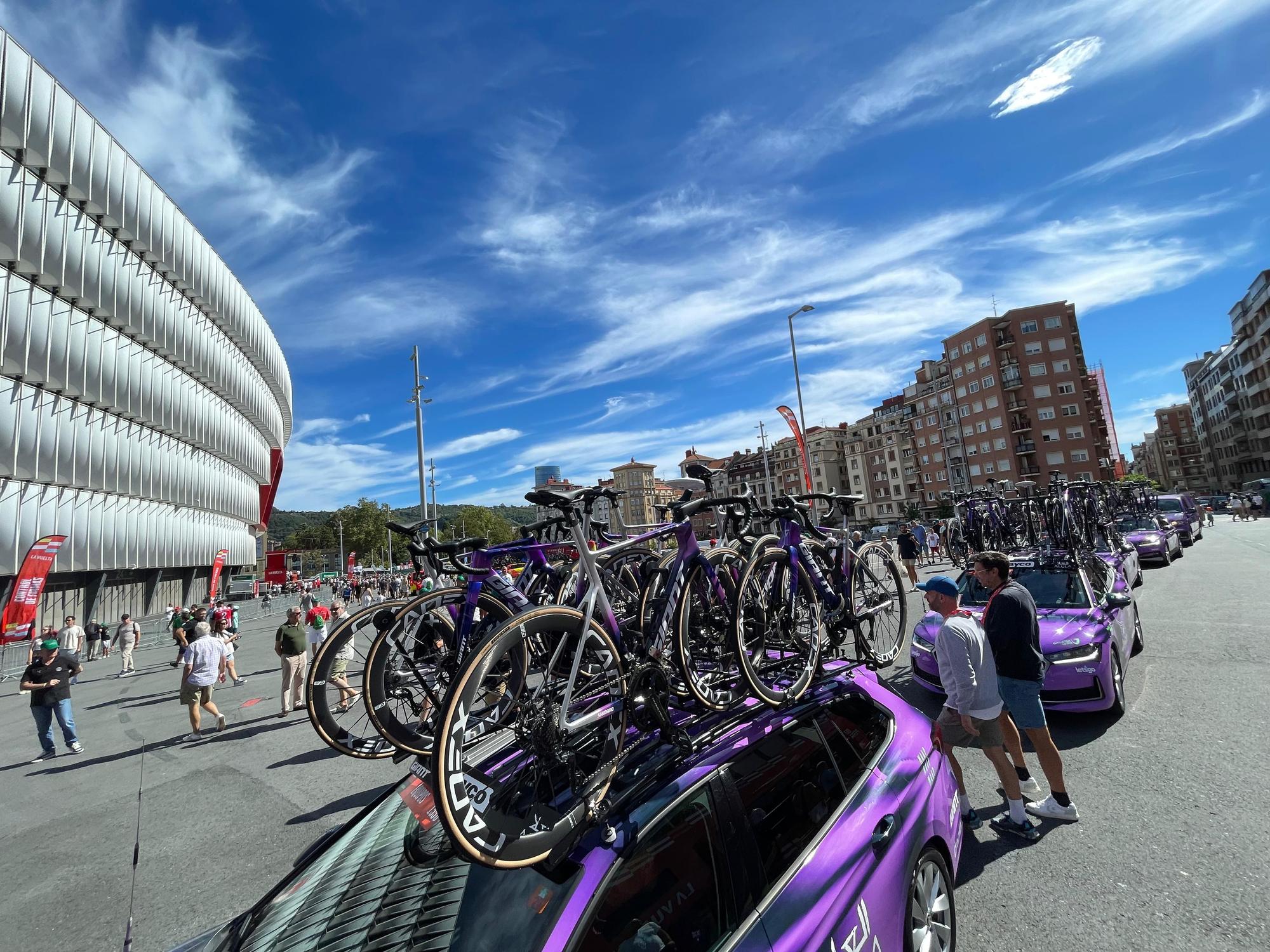 La Vuelta llega a Bizkaia: las imágenes del montaje en Bilbao