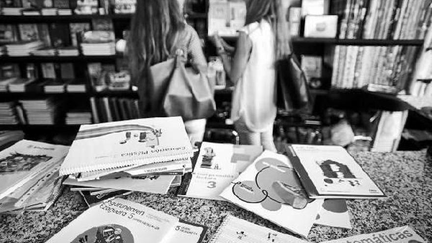 Varios libros de texto de Primaria, apilados en la librería Gómez de Pamplona.