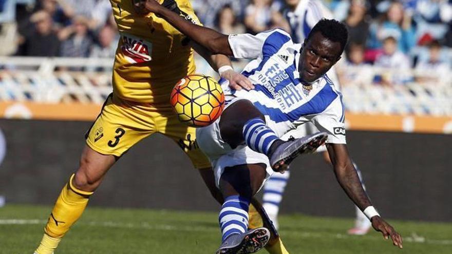 El centrocampista portugués de la Real Sociedad, Bruma (d), disputa el balón ante el defensa serbio Aleksandar Pantic, del Eibar.