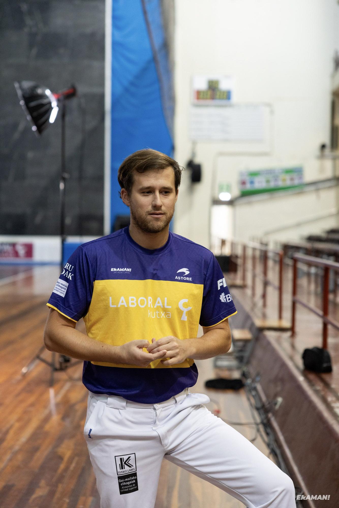 Barandika-López y Urreisti-Basque eligen material para la final de la Jai Alai League en el frontón Carmelo Balda de Donostia.