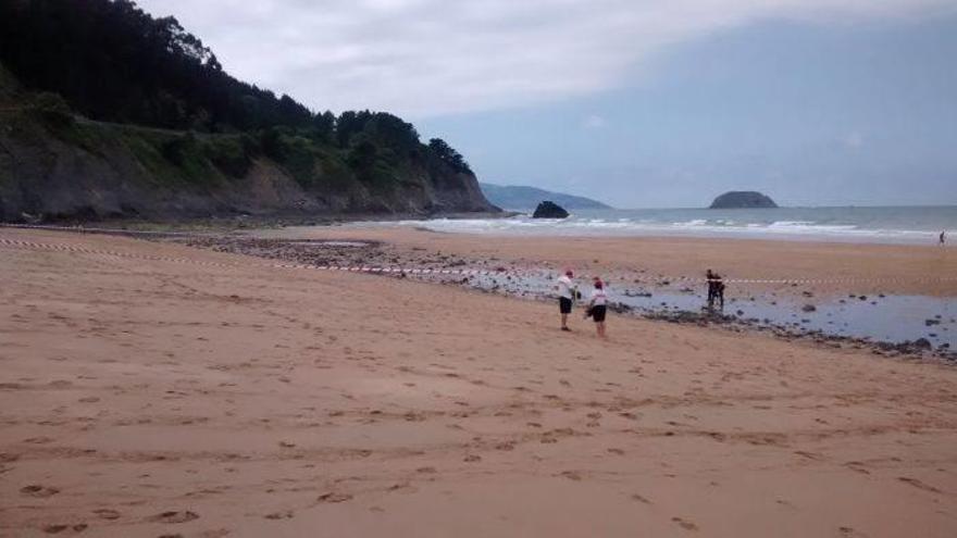 Desalojada la playa de  Laga por la localización de un nuevo obús