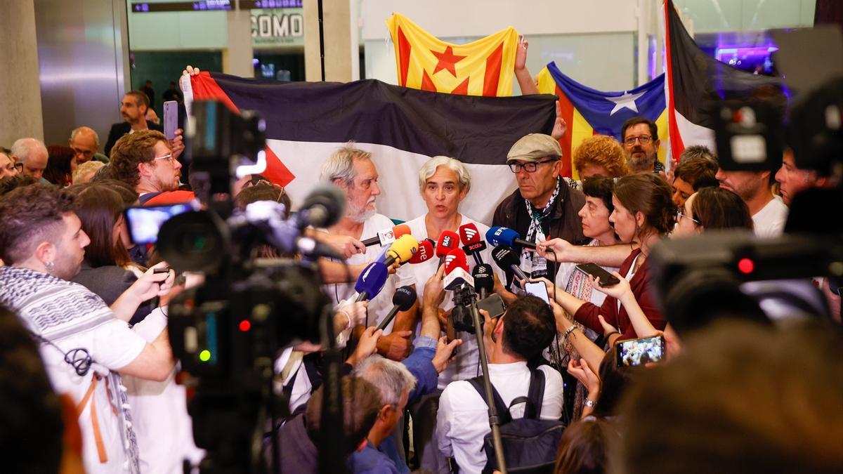 La exalcaldesa de Barcelona, Ada Colau, atiende a los medios a su llegada al Aeropuerto Josep Tarradellas Barcelona-El Prat.