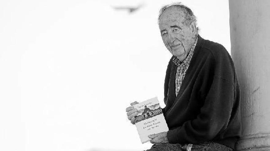Eugenio Arraiza, en la presentación de uno de los ocho tomos de sus memorias.