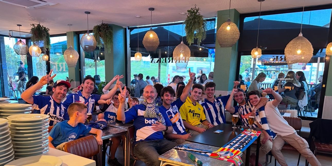 Penya Alabèscat, 10 años animando al Alavés en la distancia