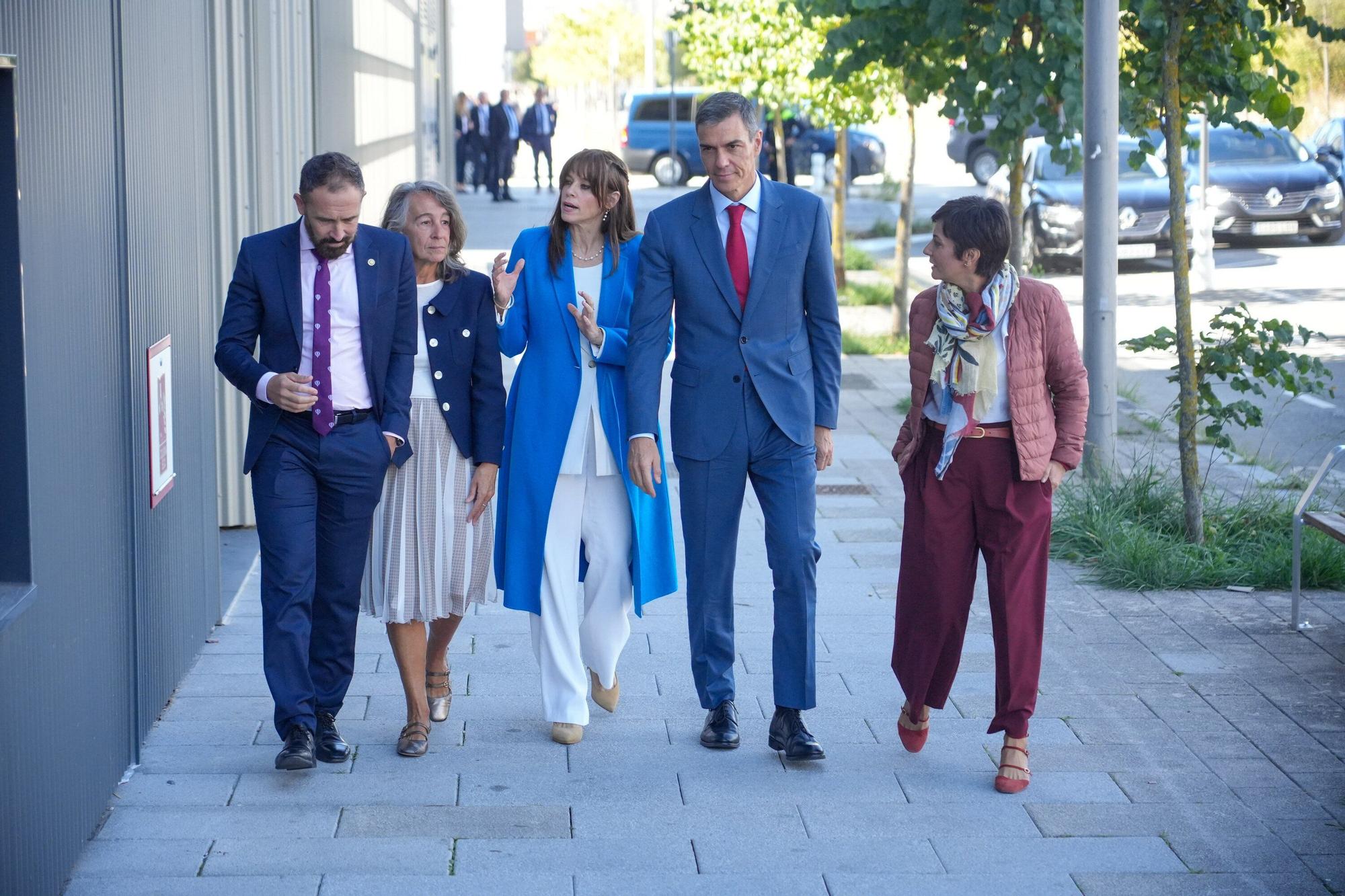 En imágenes: Pedro Sánchez visita una promoción de pisos de alquiler social en Arkaiate