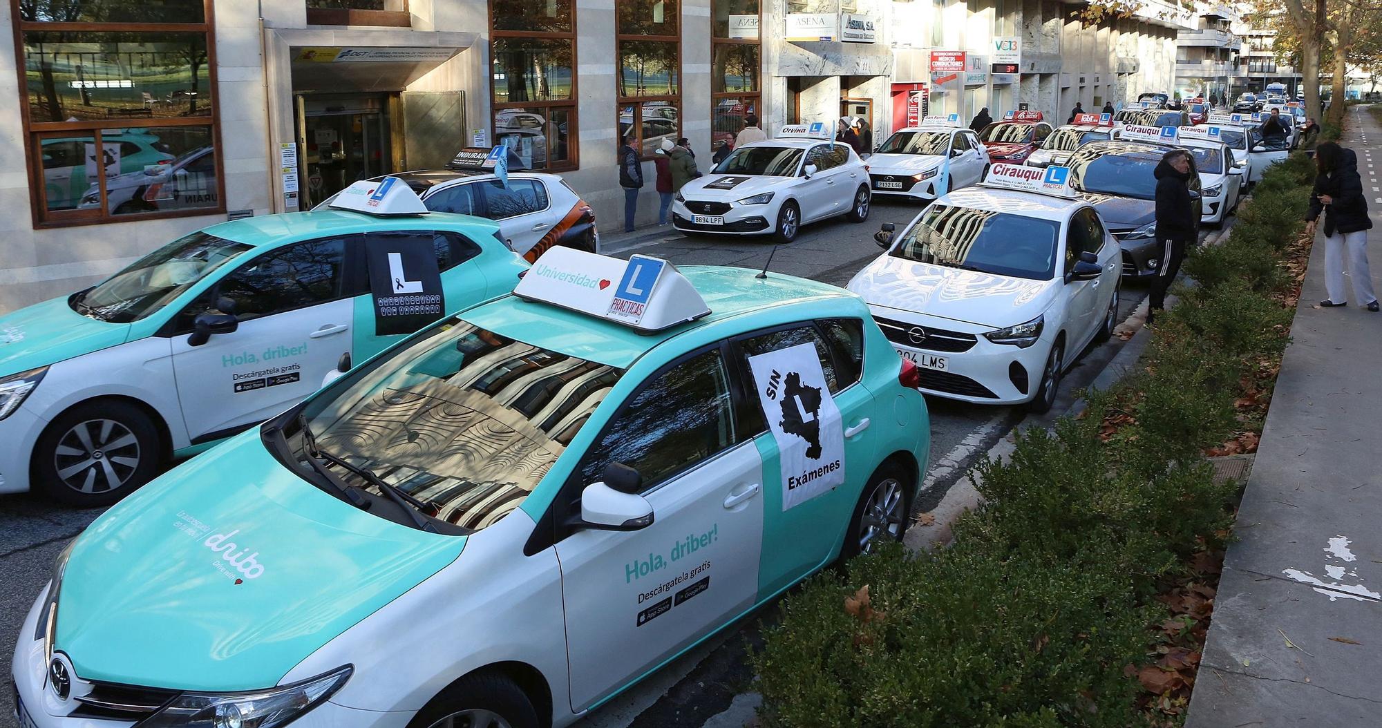 Fotos de la marcha de coches de autoescuelas en protesta por la falta de examinadores