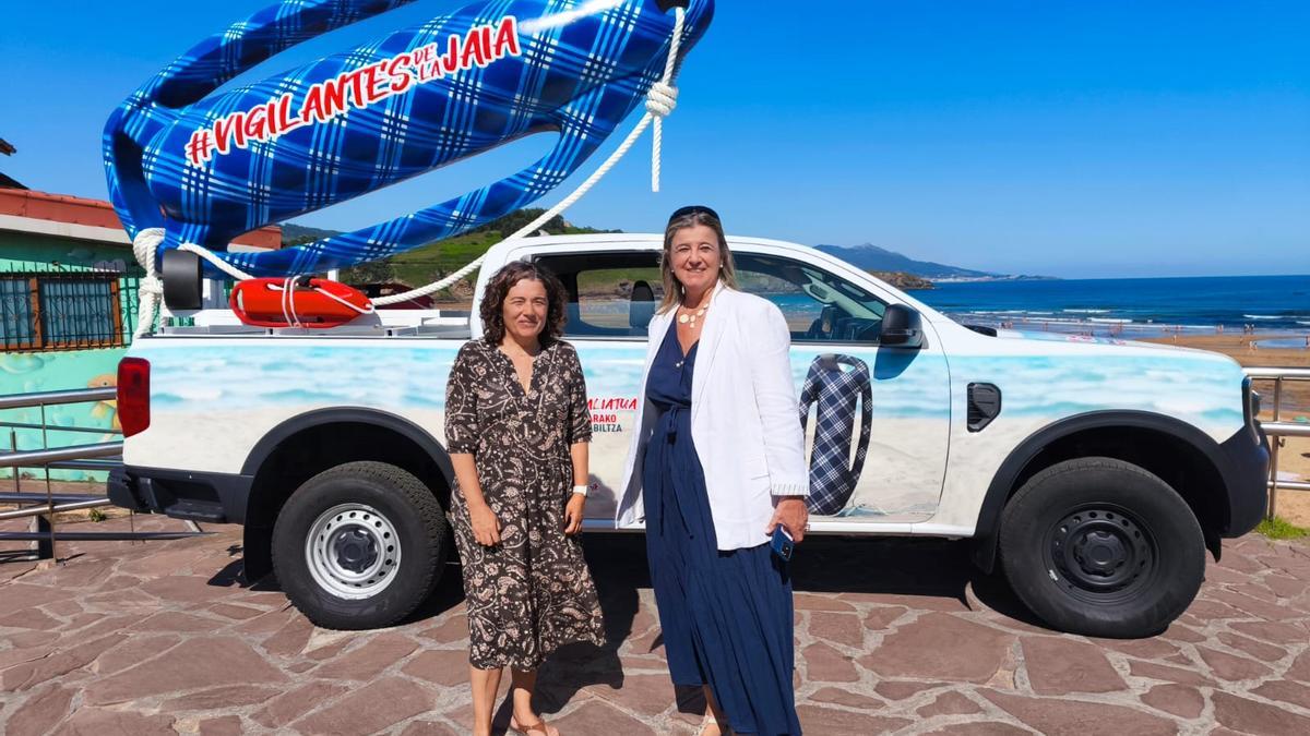 Trinidad L. Vicente y Teresa Laespada junto a la furgoneta de &#039;Vigilantes de la Jaia&#039;