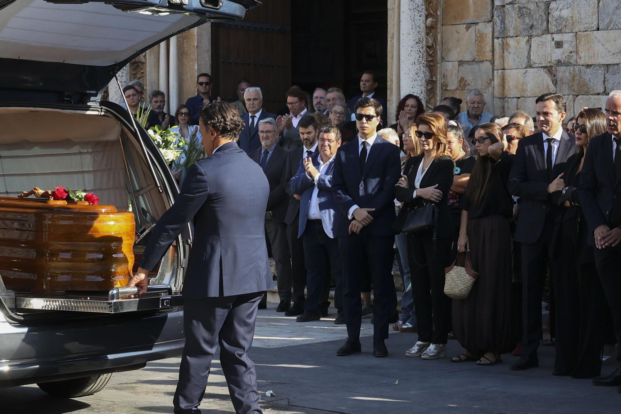 Multitudinaria despedida a Fernández Vara
