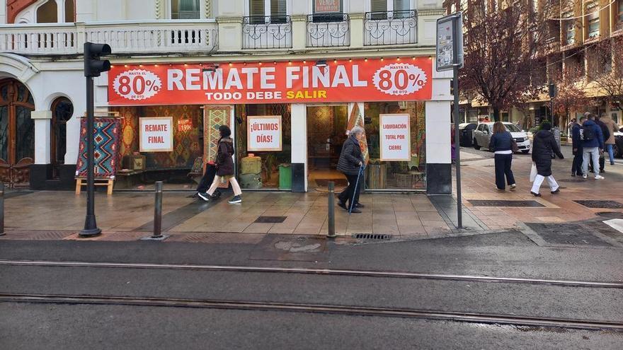 Qué está llevando a tantos compradores a esta tienda antes de su cierre