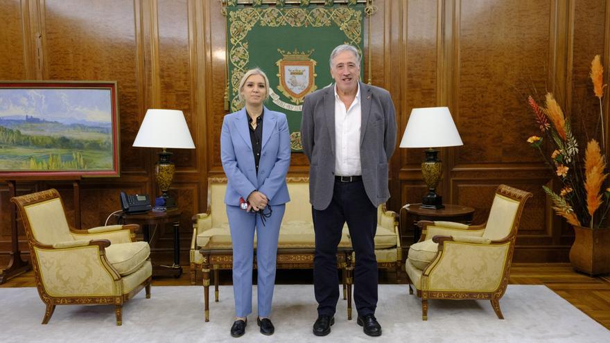 Asiron recibe en la Casa Consistorial a la nueva cónsul general de Argelia en Barcelona