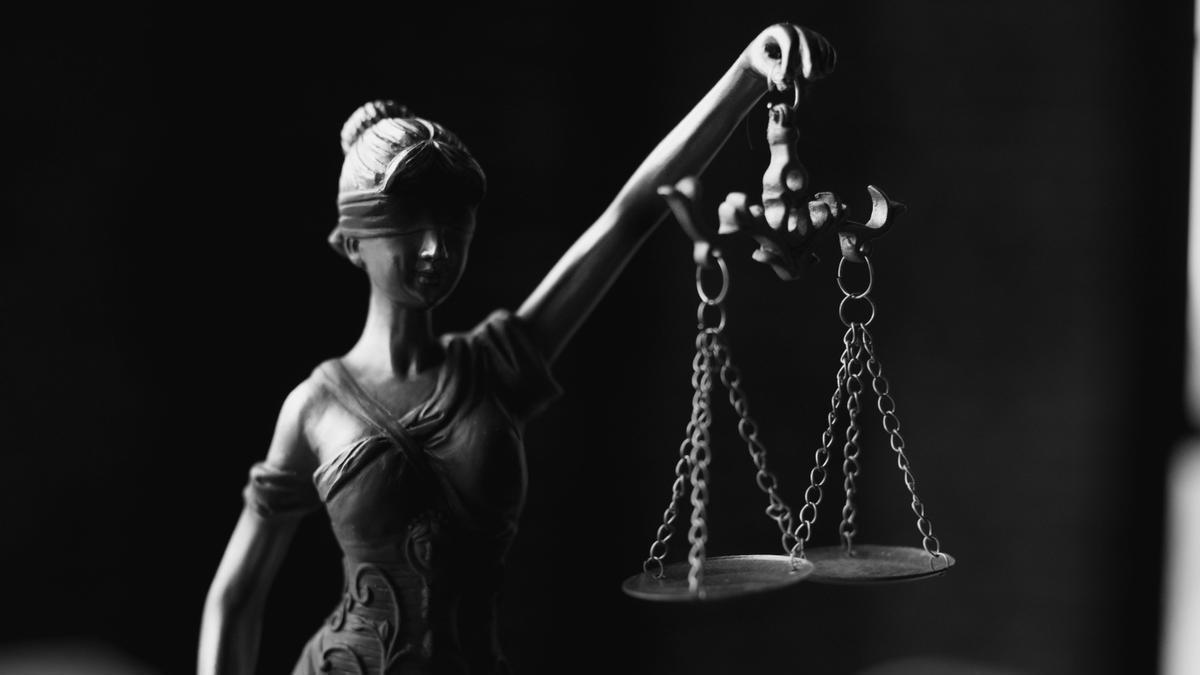 Toda una cadena de custodia pervertida no solo en el ámbito policial sino especialmente en el judicial. Toda una cadena de custodia pervertida no solo en el ámbito policial sino especialmente en el judicial.