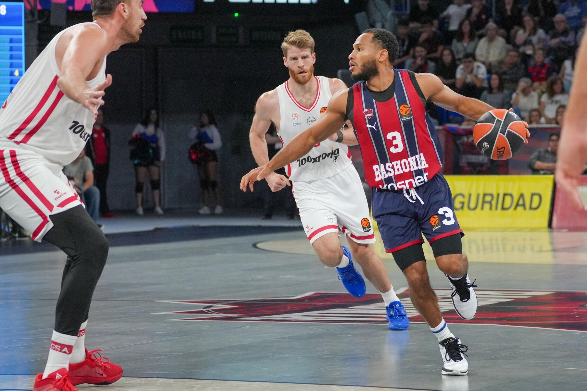 Todas las imágenes del Baskonia - Olympiacos en el Buesa Arena