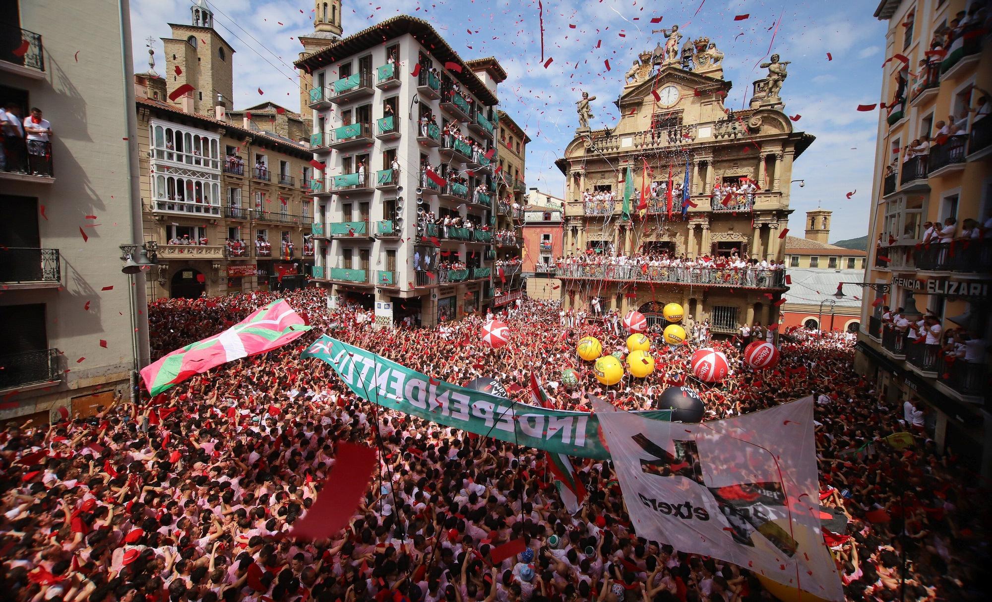 Fotos del  Chupinazo de San Fermín 2025 en Pamplona: ¡La fiesta más internacional se enciende con un grito solidario por Palestina!